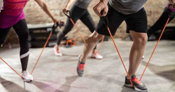 Cómo usar las bandas elásticas para hacer ejercicios?