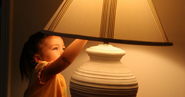 La importancia de apagar las luces para que tu hijo(a) pueda
