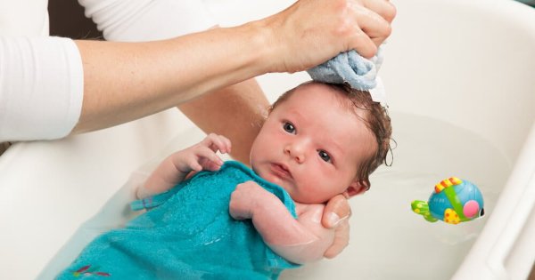 Guía práctica para el baño del bebé ▷