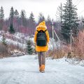 5 consejos para hacer senderismo de forma segura en el clima frío 
